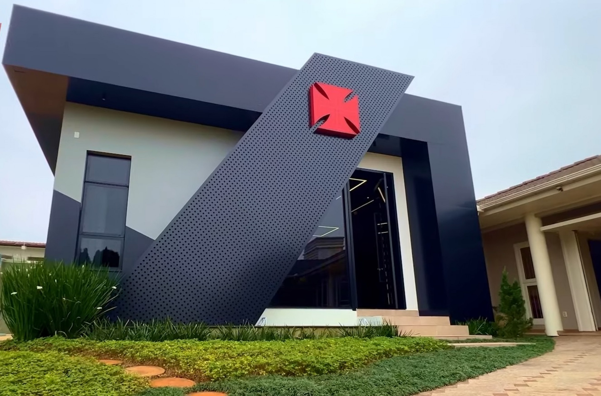 A fachada do 'Espaço Vascaíno', localizada dentro de uma casa em Santa Catarina - Reprodução / VascoTV