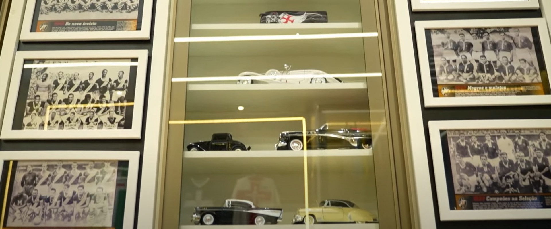 Quadros que remetem a formações históricas do Gigante da Colina estão em exposição - Reprodução / VascoTV