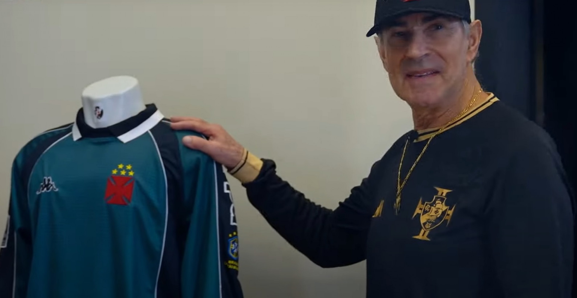 Seu Batista mostra o uniforme de Carlos Germano, feito para a final da Libertadores 1998 - Reprodução / VascoTV