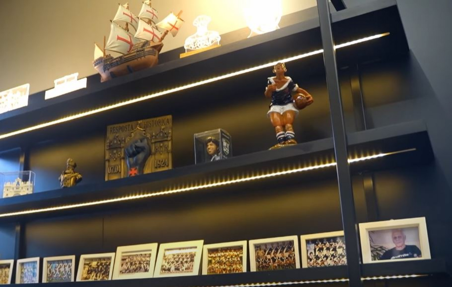 Estatuetas em exposição no 'Espaço Vascaíno' - Reprodução / VascoTV