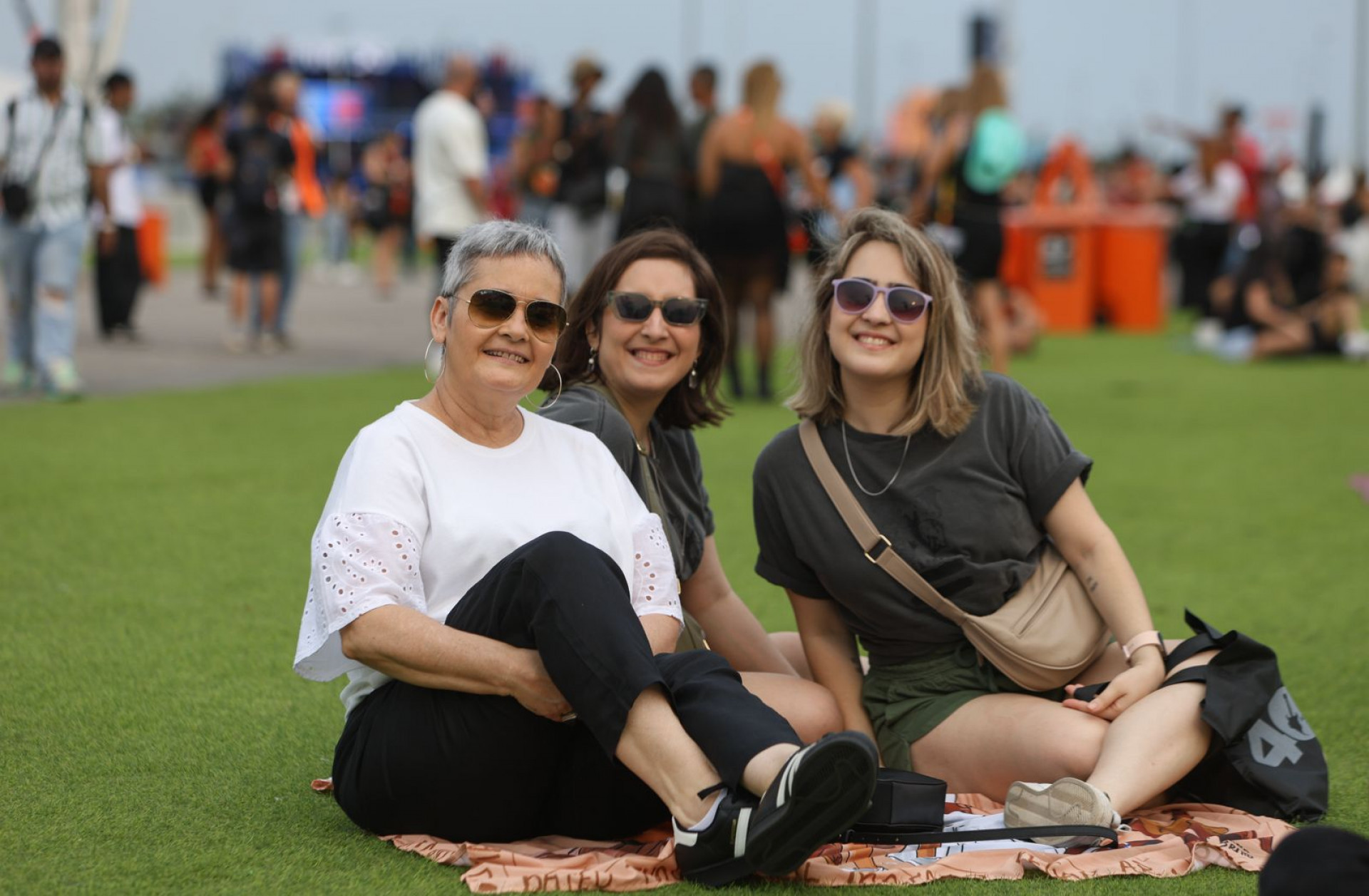 As irmãs Marina e Carolina Marques levaram a mãe, Rosana Marques, pela primeira vez ao Rock in Rio - Renan Areias / Agência O Dia
