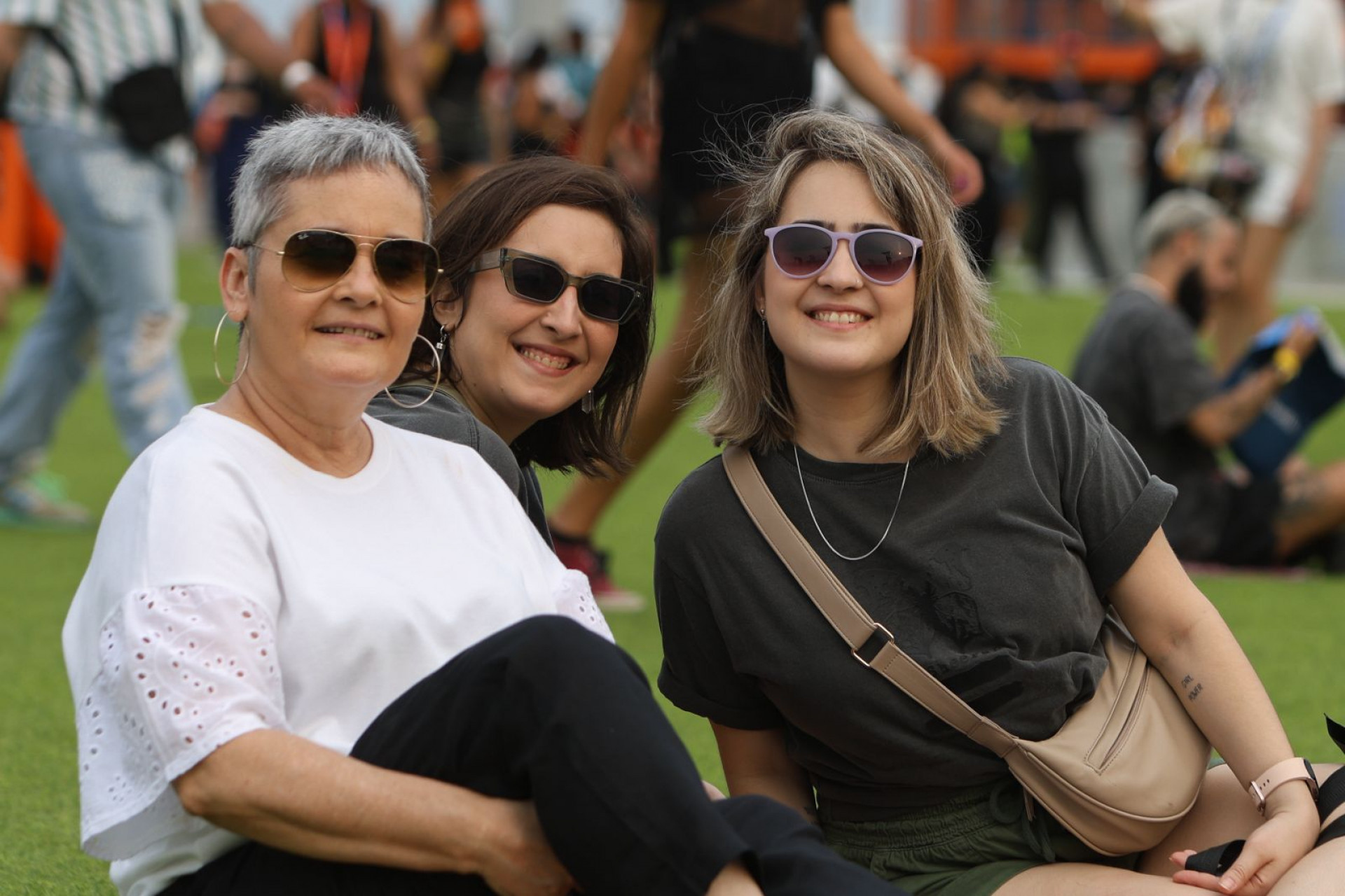 As irmãs Marina e Carolina Marques levaram a mãe, Rosana Marques, pela primeira vez ao Rock in Rio - Renan Areias / Agência O Dia