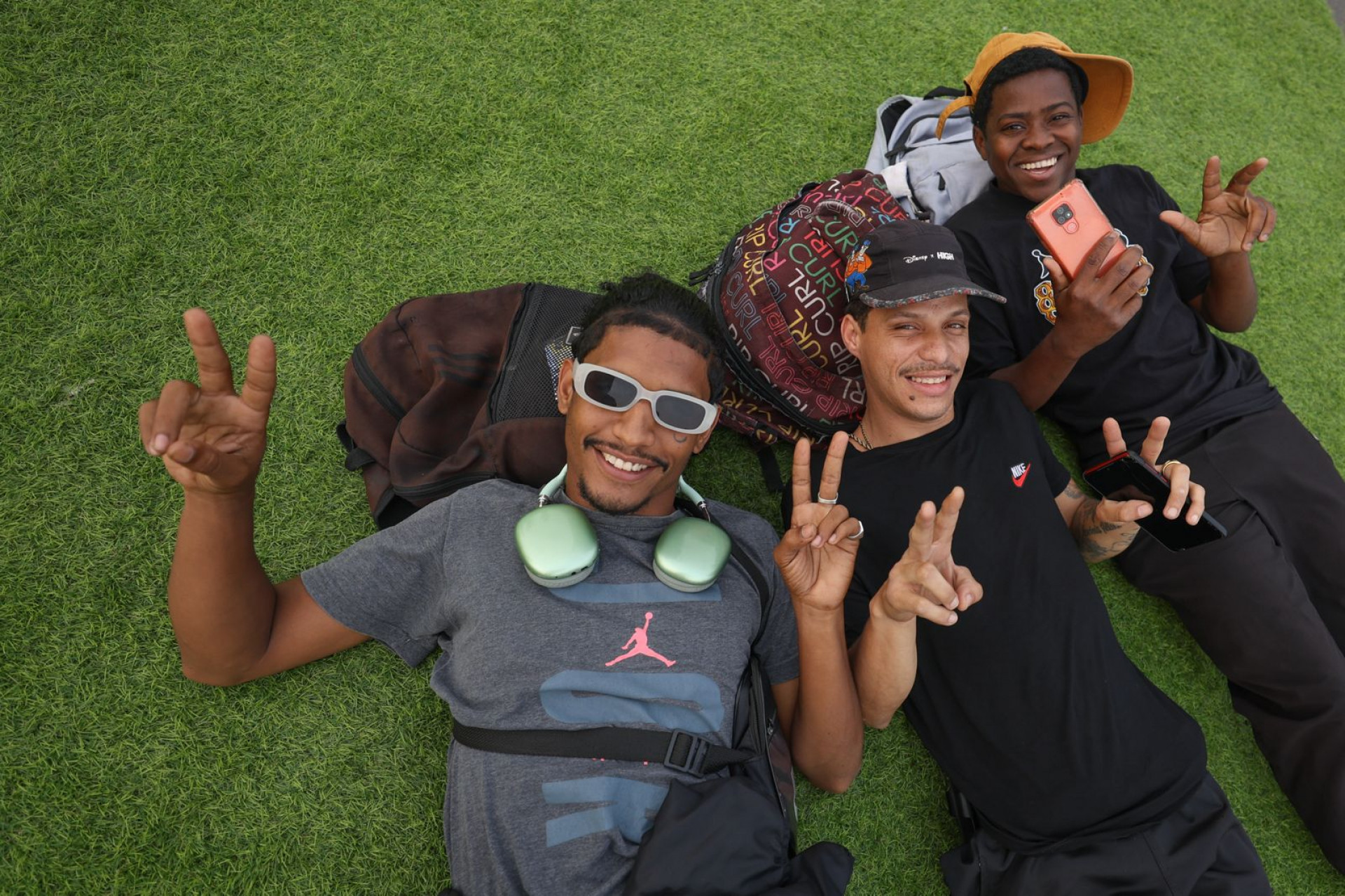 Os amigos Roberto Theilon, Renan Baliera e Lucas de Sá gostariam de mais funk no Rock in Rio - Renan Areias / Agência O Dia