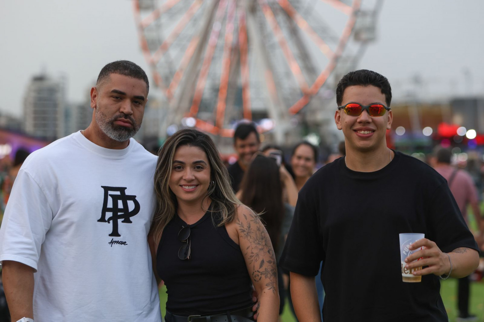 O casal Danilo Dias e Beatriz Rosa foram junto com o filho, Marcos Rezende, ao Rock in Rio - Renan Areias / Agência O Dia