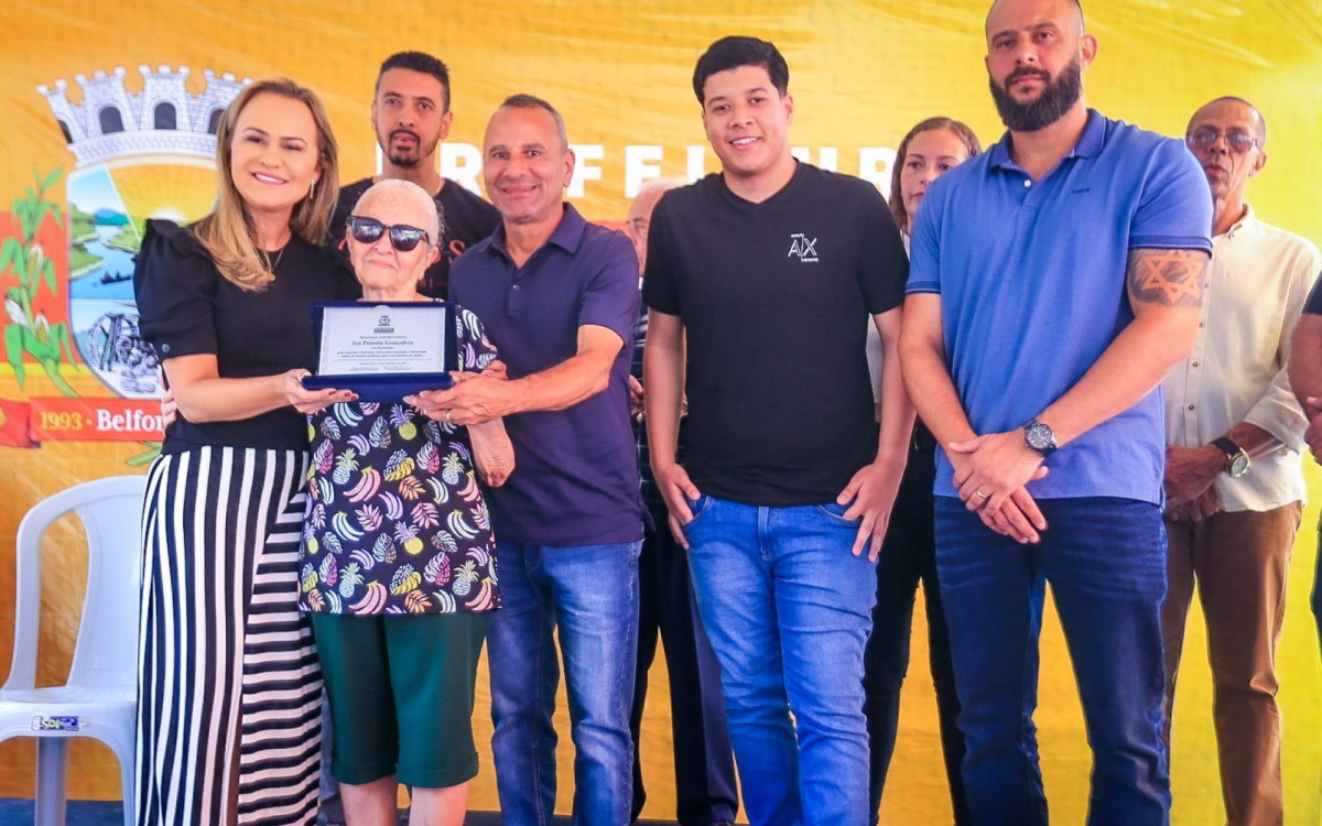 Deputada federal Daniela do Waguinho e prefeito Waguinho entregam placa de homenagem a Conceição, filha de Iza Peixoto
