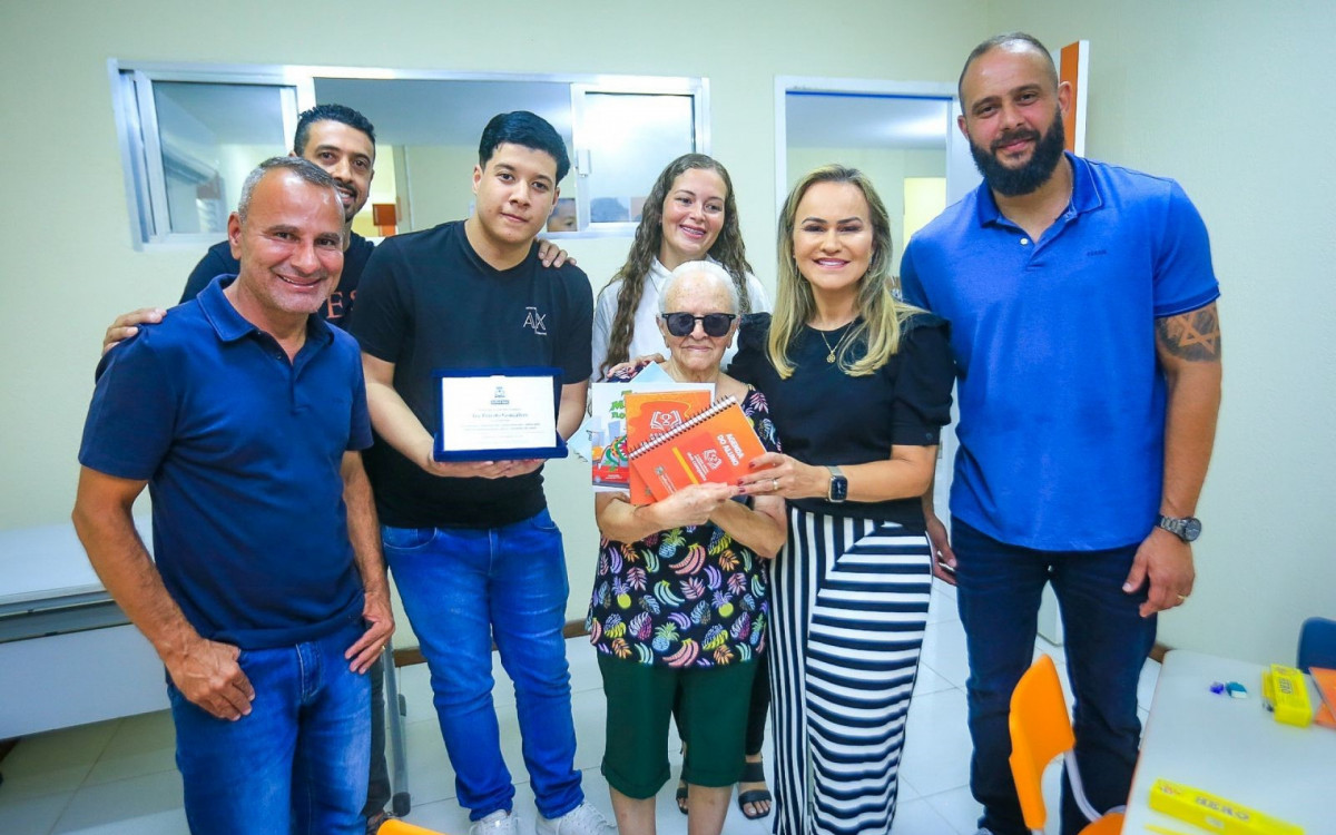 Prefeito Waguinho, deputada Daniela do Waguinho e secretário Bruno Vinícius com familiares de Iza Peixoto