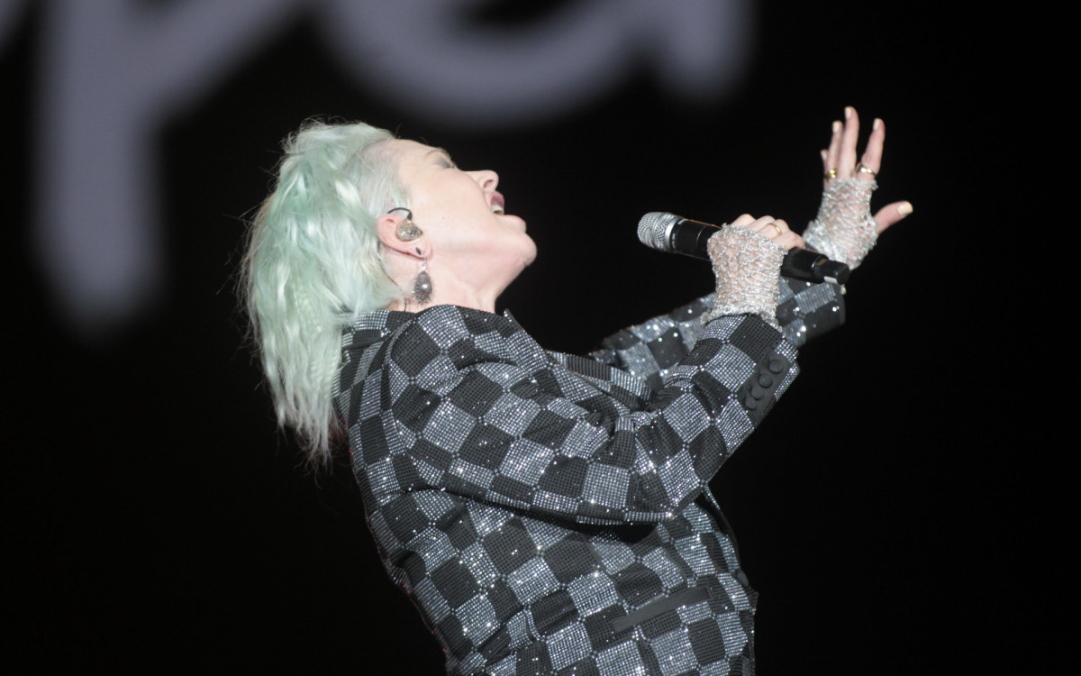 A cantora Cyndi Lauper   apresenta seu show, realizado no Palco Mundo durante o quinto dia do Festival Rock In Rio Brasil - 40 anos e para sempre, realizado na Cidade do Rock, no Rio de Janeiro, nesta sexta-feira, 20. 