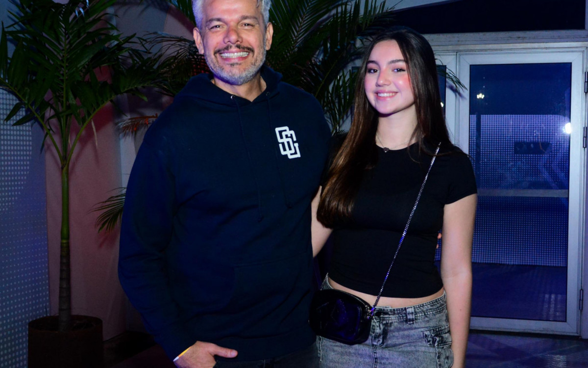 Otaviano Costa chega acompanhado de sua filha