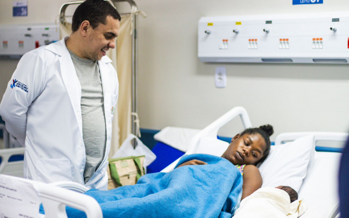 Secretário Municipal de Saúde, André Esteves, visita Aylla e a mãe