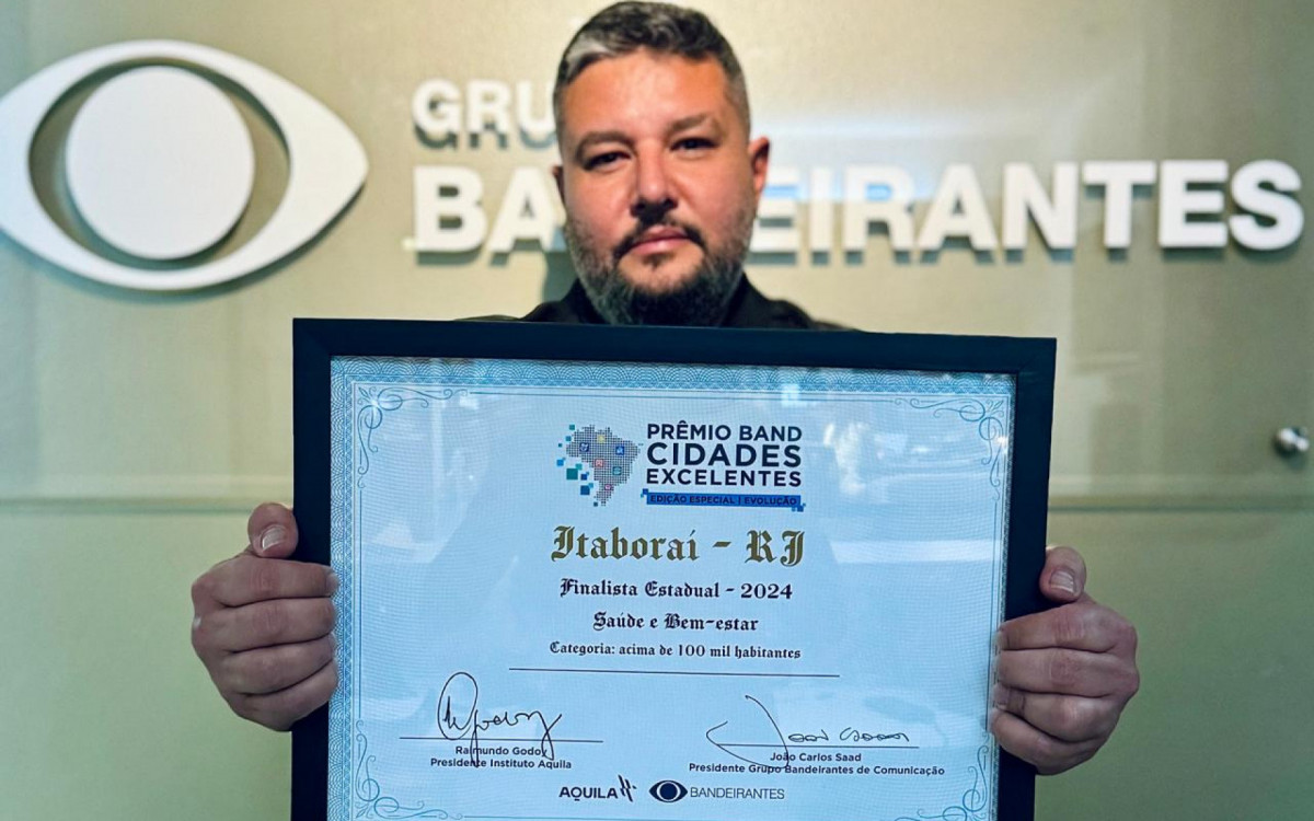 Hédio Mataruna, Secretário Municipal de Saúde de Itaboraí foi receber a premiação concedida à Prefeitura do município