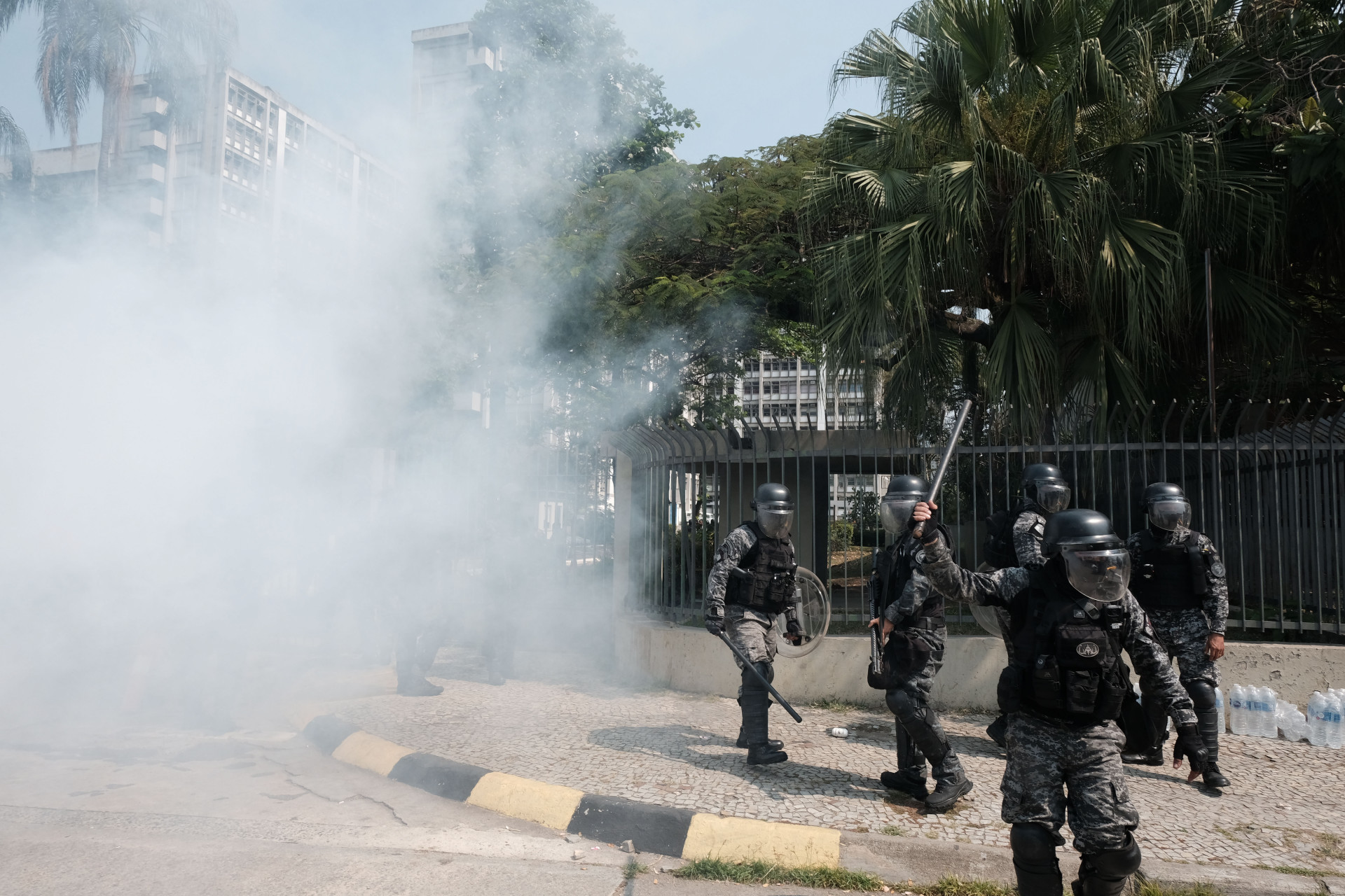 Batalhão de Choque retirou estudantes que ocupavam a Uerj nesta sexta-feira (20) - Pedro Ivo/Agência O Dia