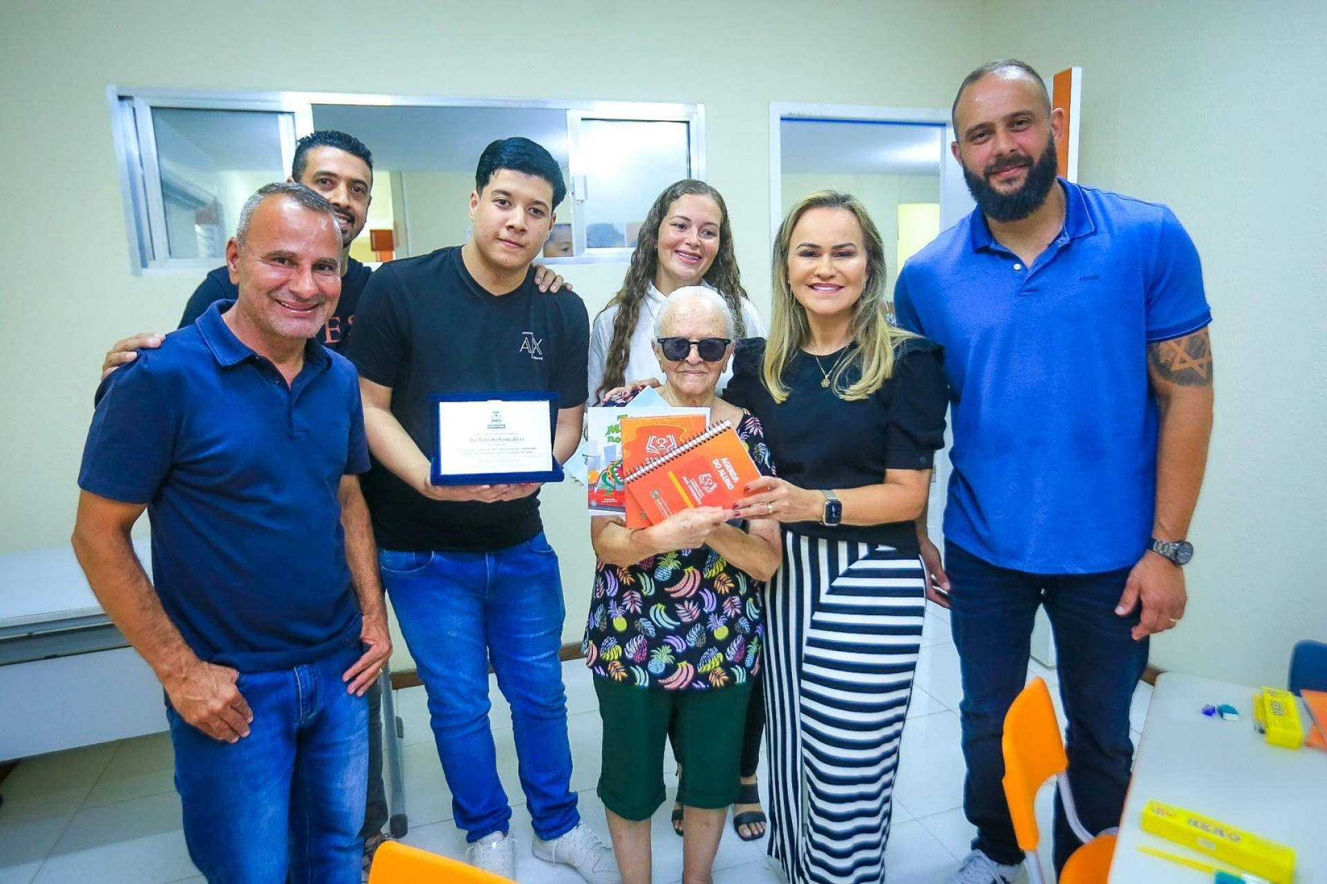 Prefeito Waguinho, deputada Daniela do Waguinho e secretário Bruno Vinícius com familiares de Iza Peixoto - Rafael Barreto / PMBR