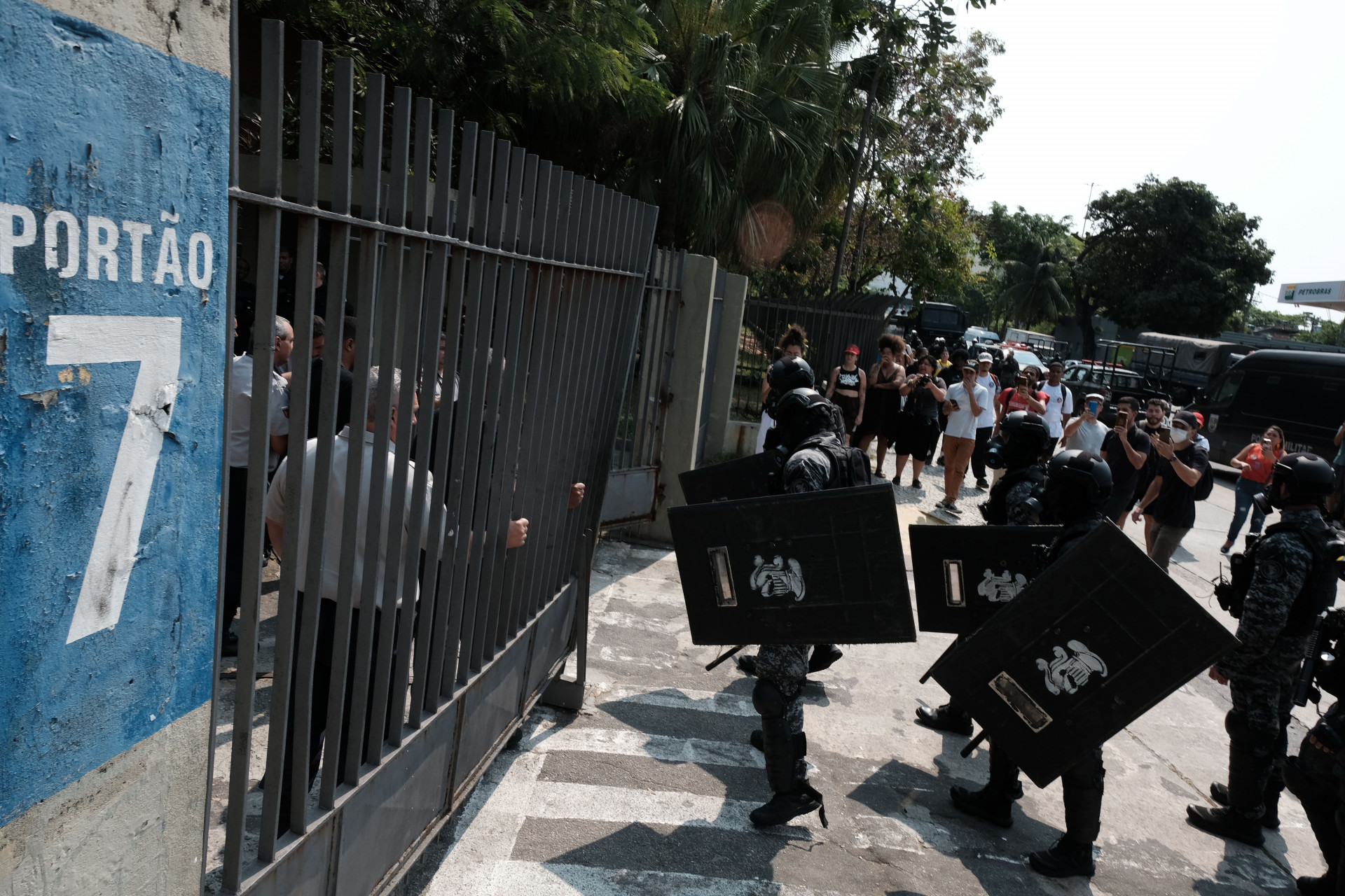Batalhão de Choque retirou estudantes que ocupavam a Uerj nesta sexta-feira (20) - Pedro Ivo/Agência O Dia
