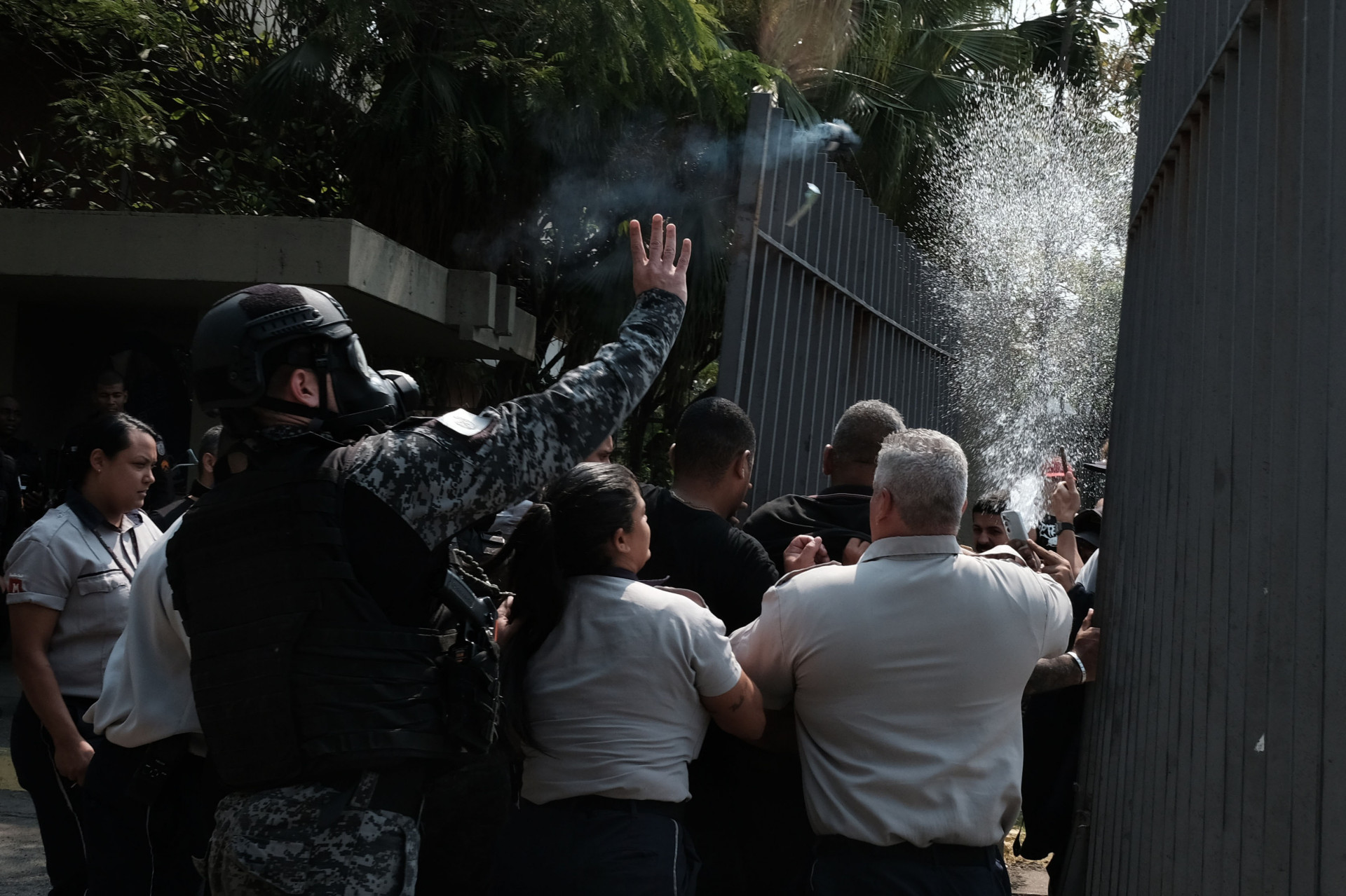 Batalhão de Choque retirou estudantes que ocupavam a Uerj nesta sexta-feira (20) - Pedro Ivo/Agência O Dia