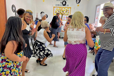 Serviço de Convivência de idosos de Belford  Roxo promove baile dos anos 60