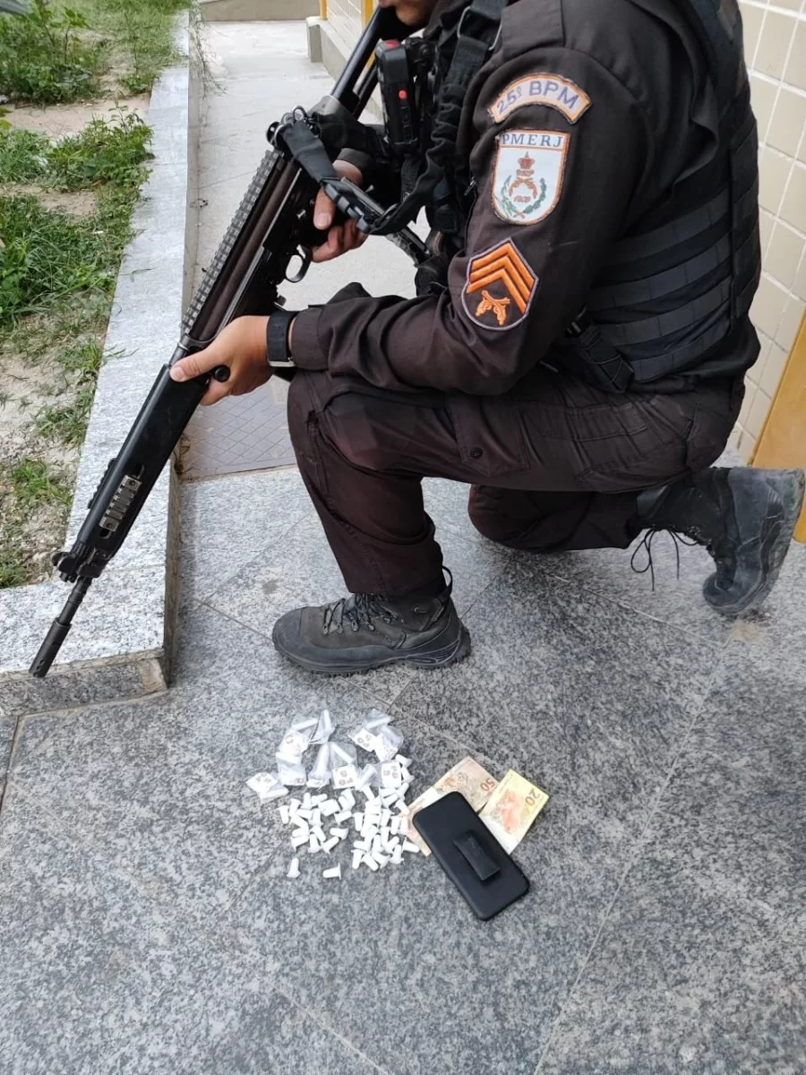 PM prende criminoso por tráfico de drogas no bairro Vila Canaã