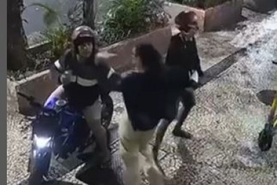 Bandido arranca aliança de mulher com os dentes durante assalto em Copacabana
