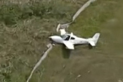 Avião sai da pista e bate em cerca no aeroporto de Jacarepaguá