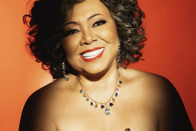 Alcione impressiona ao fazer topless em nova foto: 'Aprovada?'