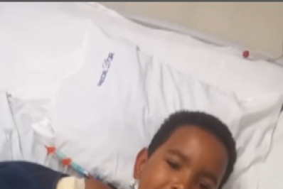 Menino Davi come sozinho pela primeira vez e se diverte ao cantar no hospital; veja vídeo