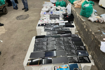 Revista em presídio encontra celulares e drogas