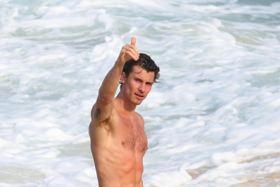 Shawn Mendes surfa e joga altinha em praia do Rio 