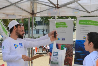 Voluntários disputam bolsa de estudos em mutirão de limpeza na praia do Flamengo