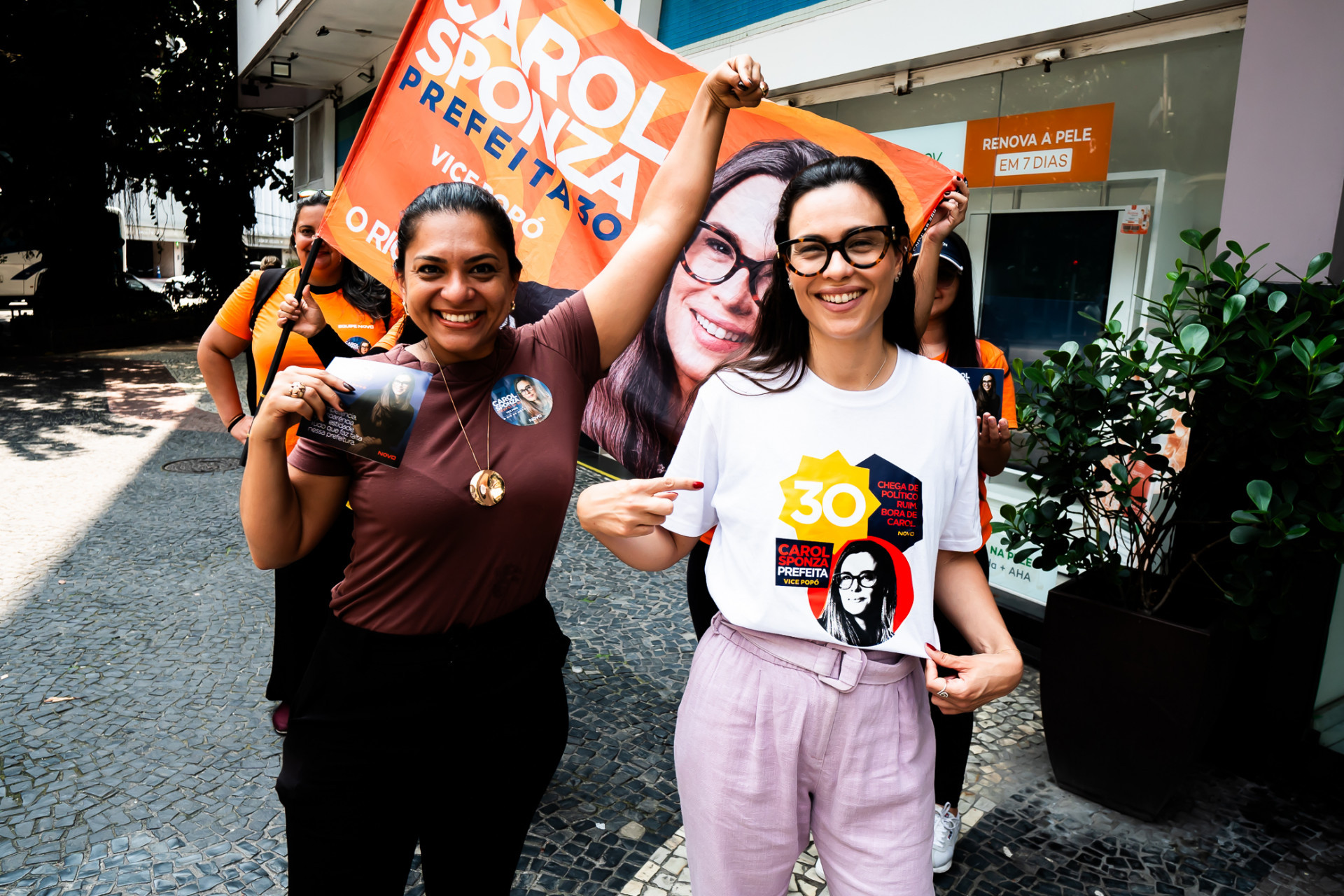  Carol Sponza realizou na manhã desta sexta-feira (20) uma caminhada e panfletagem no Leblon, na Zona Sul do Rio - Divulgação