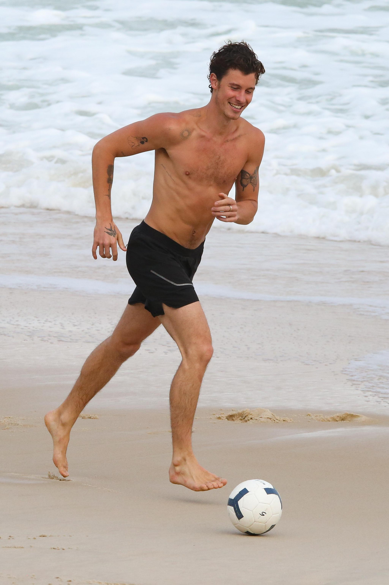 Shawn Mendes curte praia no Rio 
 - Dilson Silva / Agnews