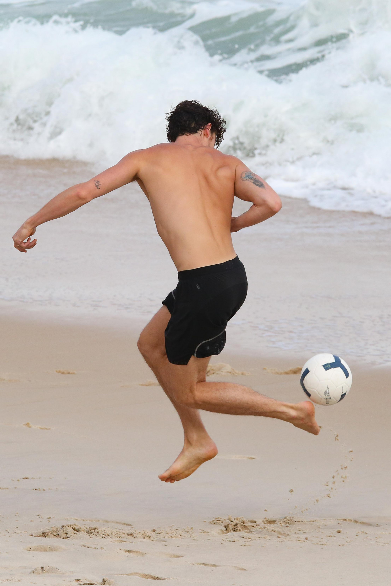 Shawn Mendes curte praia no Rio 
 - Dilson Silva / Agnews