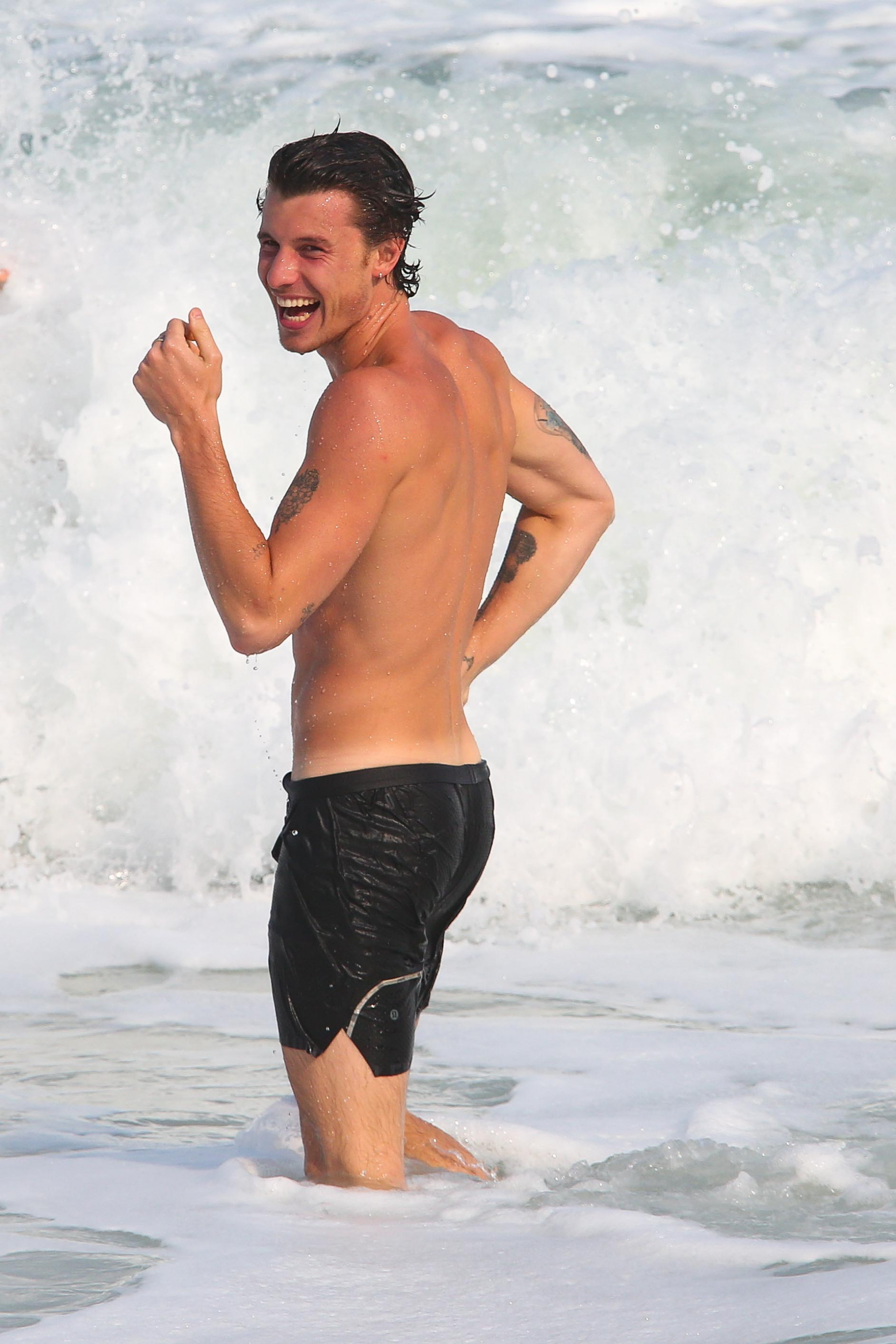 Shawn Mendes curte praia no Rio 
 - Dilson Silva / Agnews