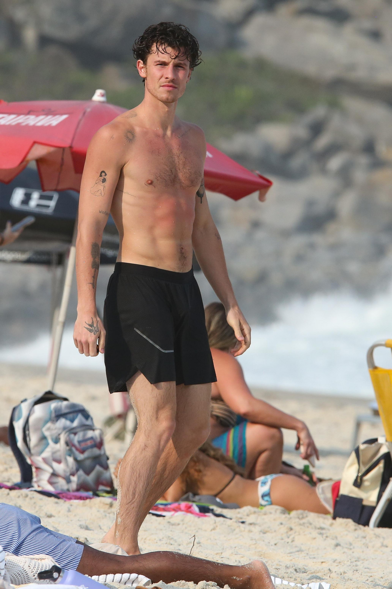 Shawn Mendes curte praia no Rio 
 - Dilson Silva / Agnews