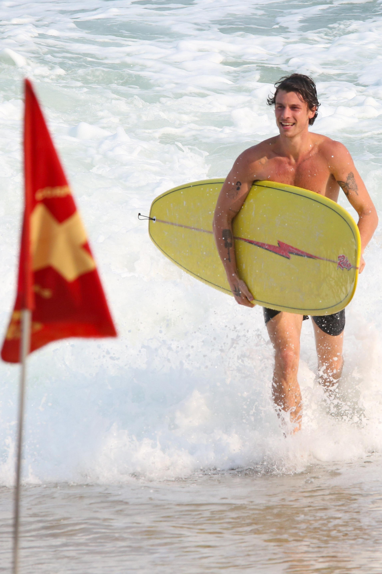 Shawn Mendes curte praia no Rio 
 - Dilson Silva / Agnews