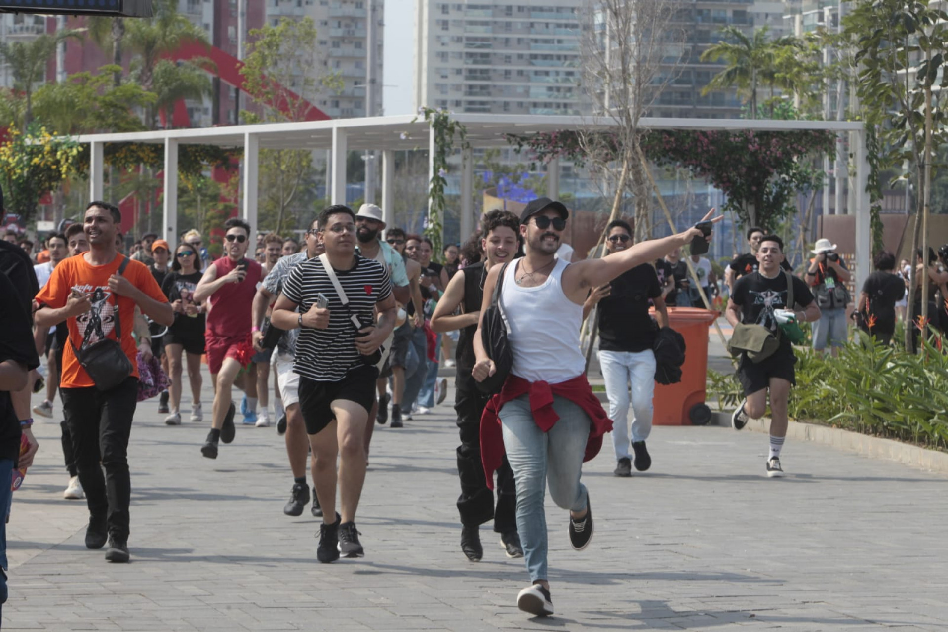 Fãs capricham nos looks e correm na abertura dos portões do quinto dia de Rock in Rio - Reginaldo Pimenta / Agência O Dia