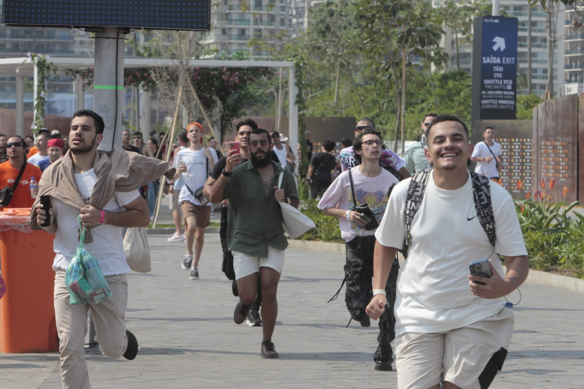 Fãs capricham nos looks e correm na abertura dos portões do quinto dia de Rock in Rio - Reginaldo Pimenta / Agência O Dia