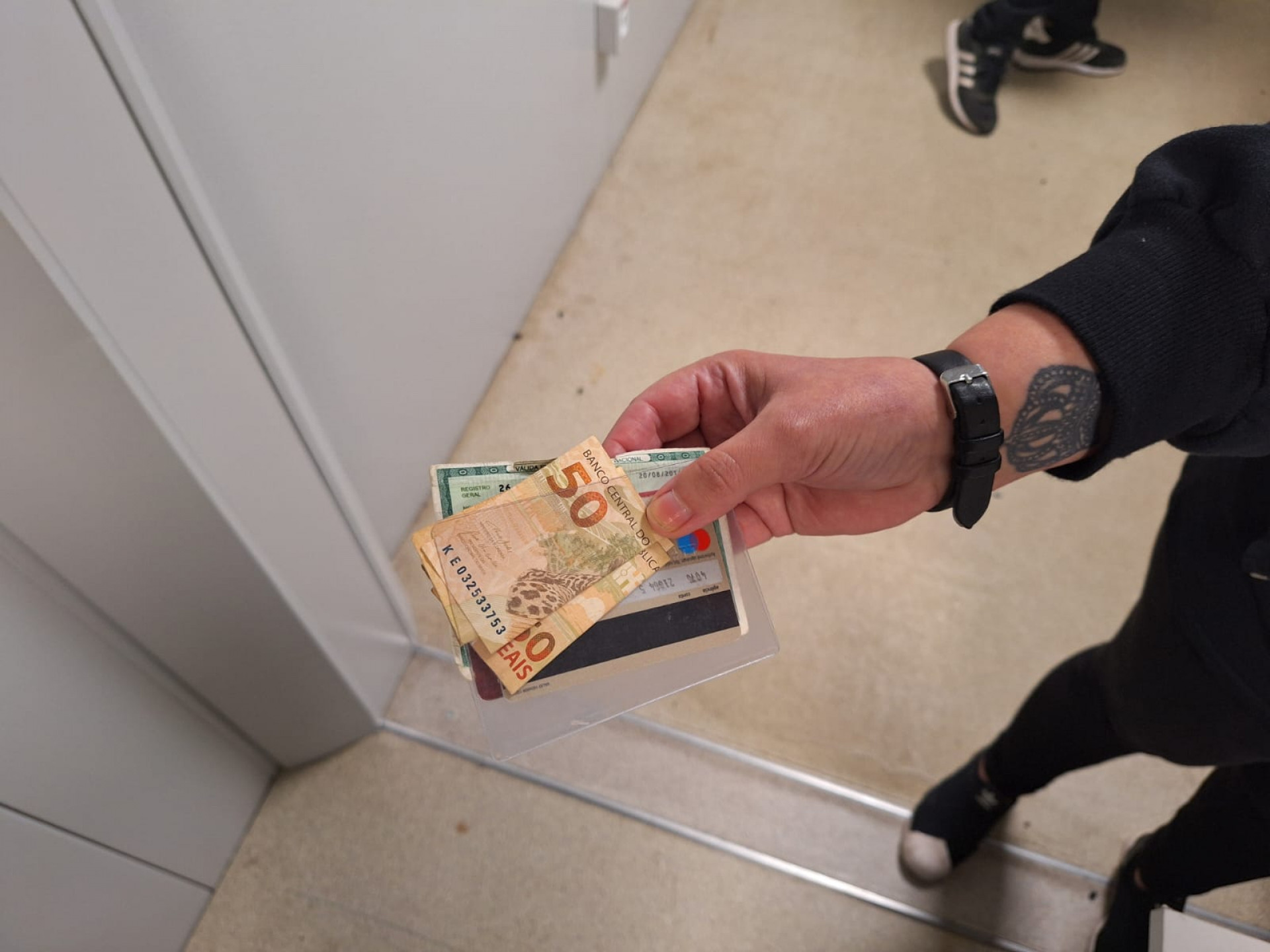 Documento, com cartão e dinheiro, que chegou ao posto durante a reportagem - Luiz Maurício Monteiro
