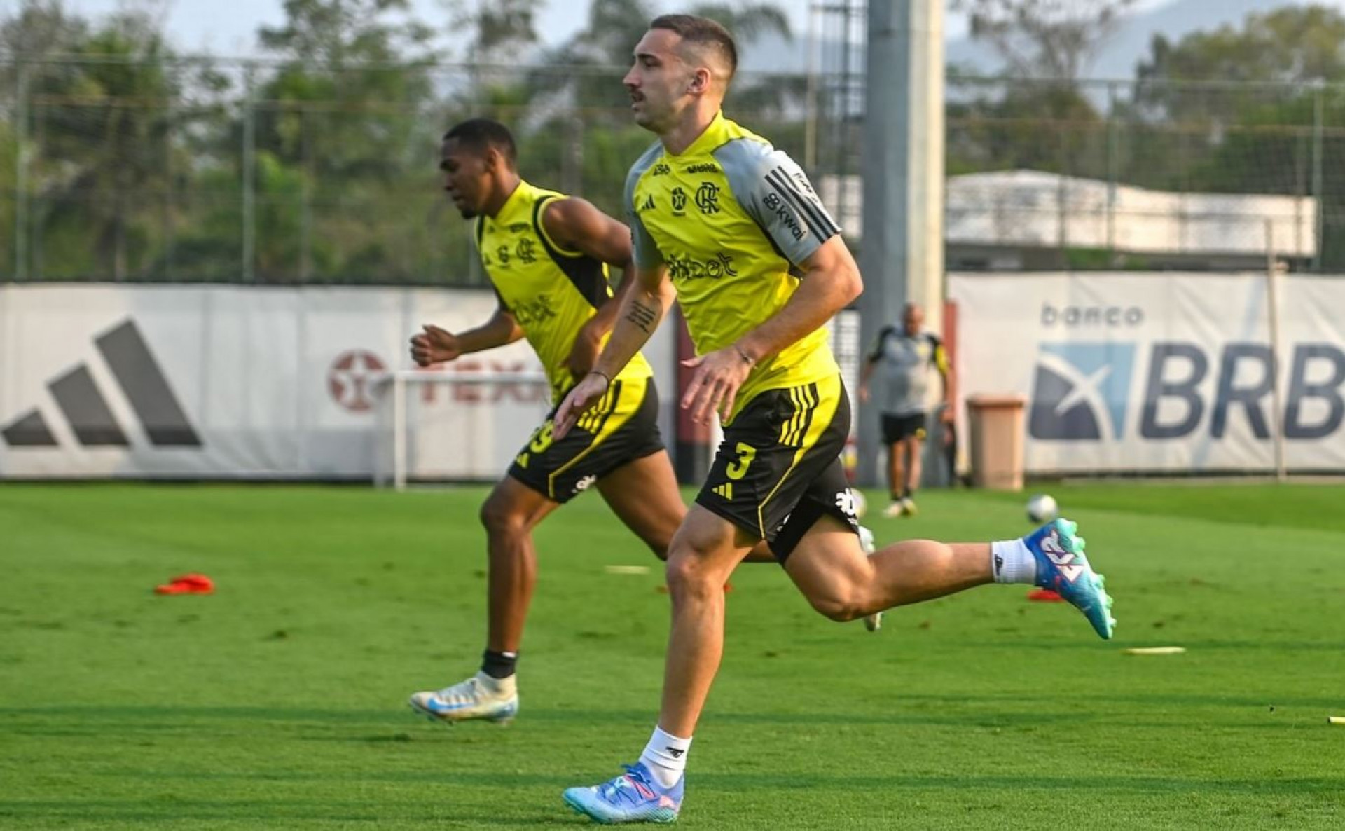 Flamengo treina para enfrentar o Grêmio neste domingo (22). - Foto: Divulgação Flamengo