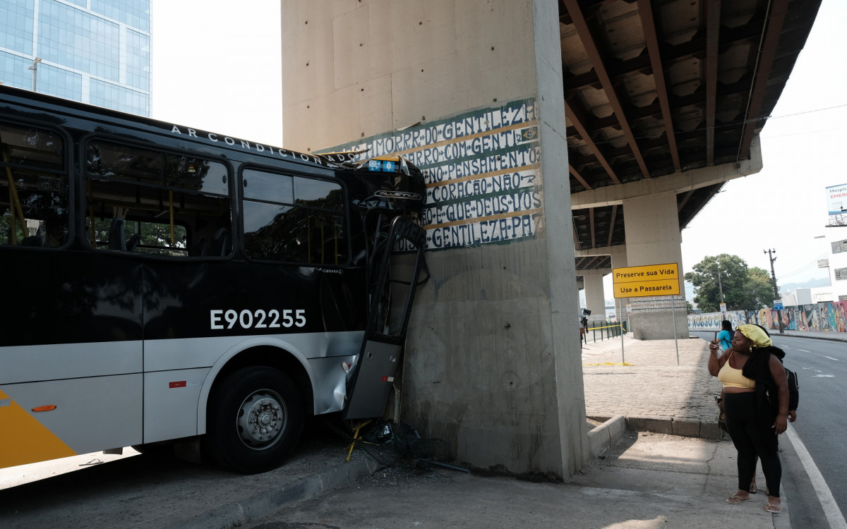 &Ocirc;nibus BRT sofre acidente e deixa 60 feridos pr&oacute;ximo ao INTO na pista sentido Centro. Fotos: Pedro Teixeira/ Ag&ecirc;ncia O Dia - Pedro Teixeira