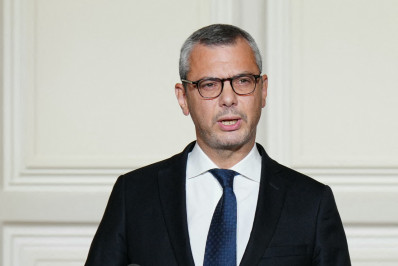 França estreia novo governo com giro à direita