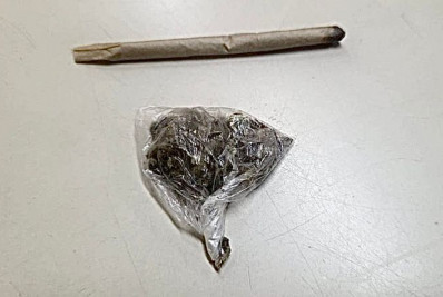 Ele fumava um cigarro de maconha em frente à Delegacia