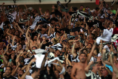 Torcida do Botafogo confirma mosaico em duelo com o Criciúma no Maracanã