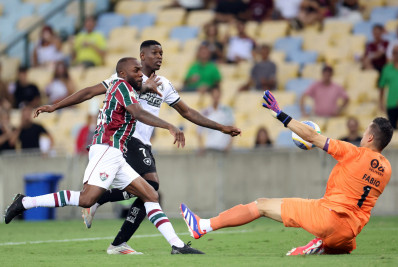Fábio reclama de falta em Felipe Melo no gol marcado pelo Botafogo contra o Fluminense