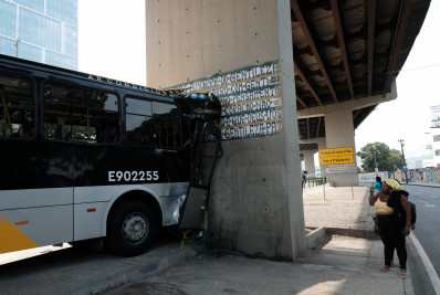 Três seguem internados depois de colisão do BRT com pilastra em São Cristóvão