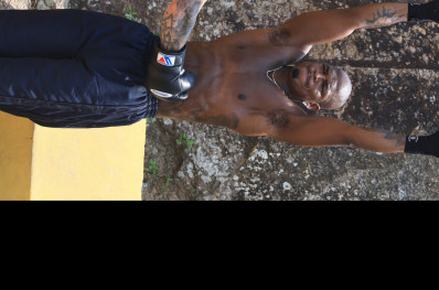 Ne-Yo treina na praia do Arpoador e causa alvoroço 