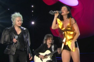 Katy Perry canta com Cyndi Lauper e dança com fã em show empolgante