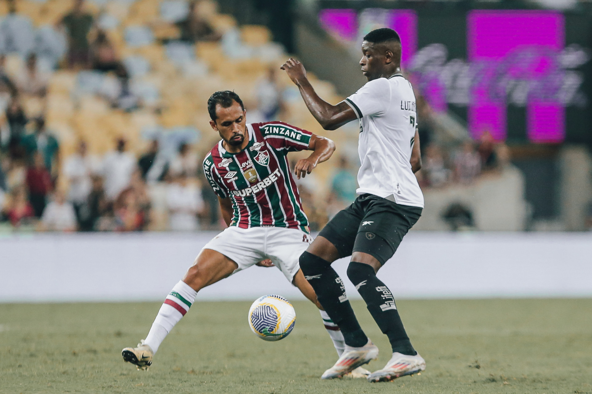 Luiz Henrique, do Botafogo, com a marcação de Lima, do Fluminense - Lucas Merçon/Fluminense