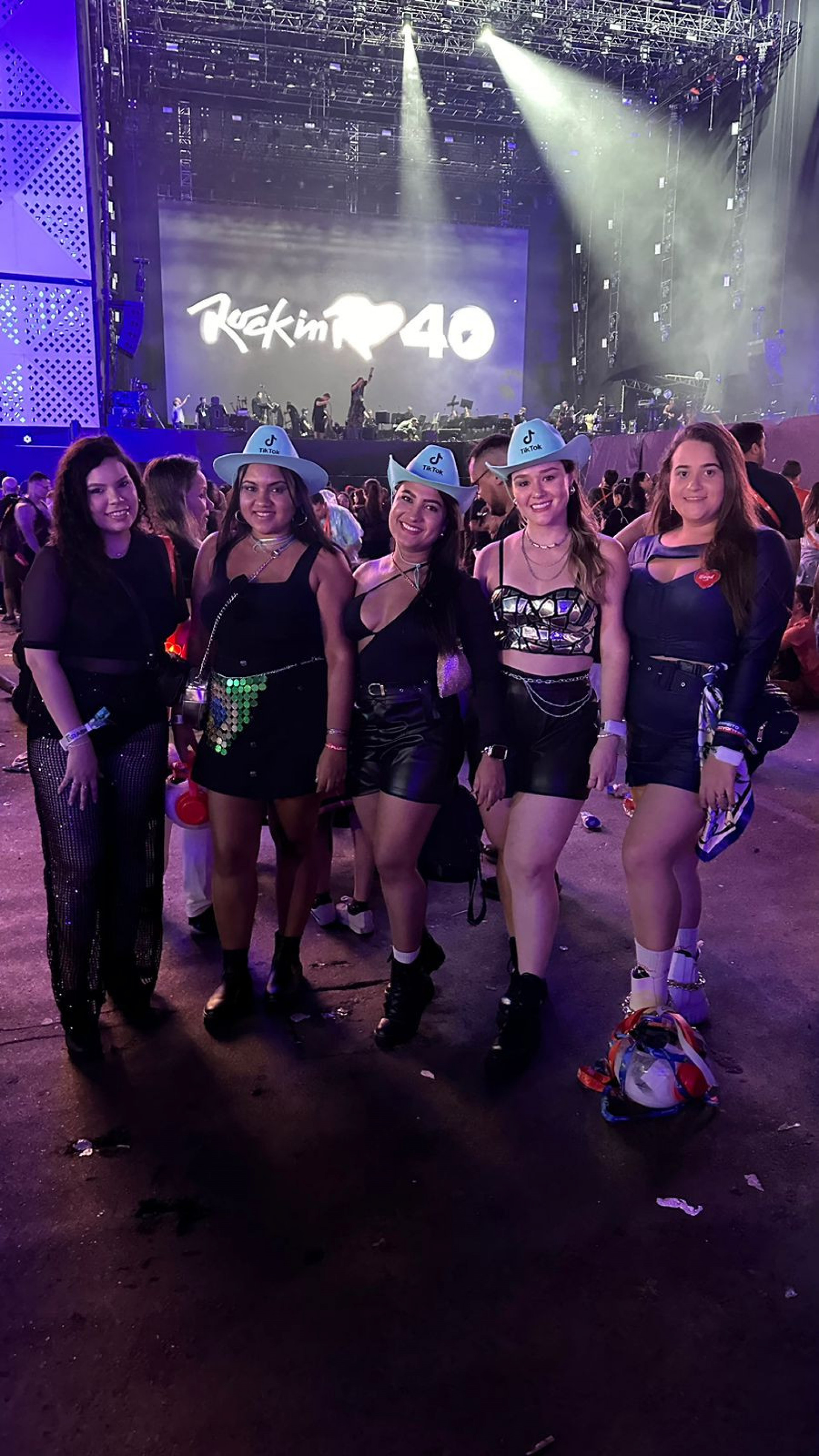 Fãs de Luan Santana lamentam a ausência inesperada do cantor no Rock In Rio
 - Priscilla Jucá 