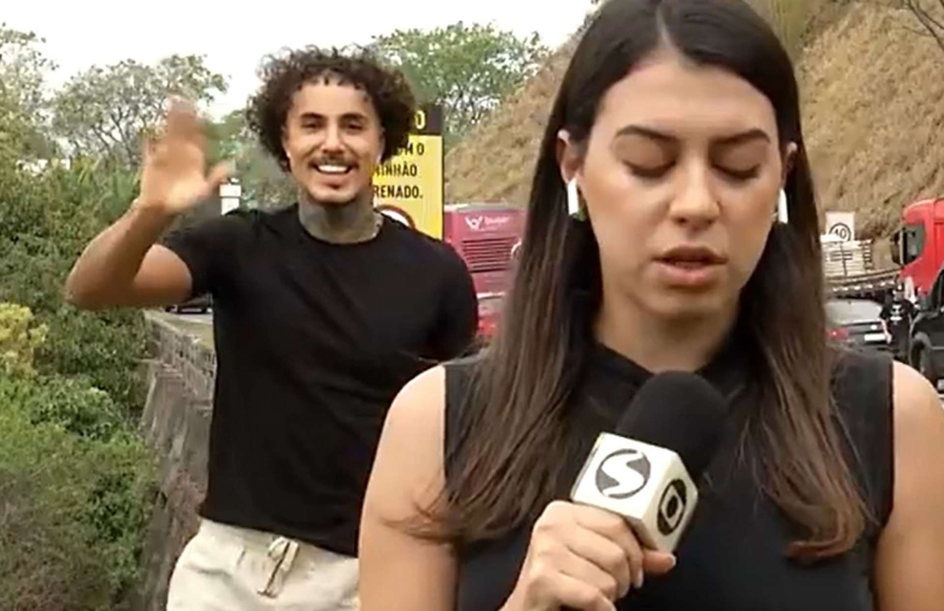 MC Livinho invade link ao vivo da TV Globo e faz dancinha - Reprodu&ccedil;&atilde;o de v&iacute;deo / TV Globo