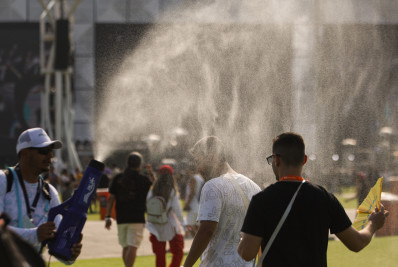 No último dia do Rock in Rio, público se refresca do calor