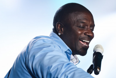 Show de Akon tem início morno, mas coloca o público para pular no Rock in Rio